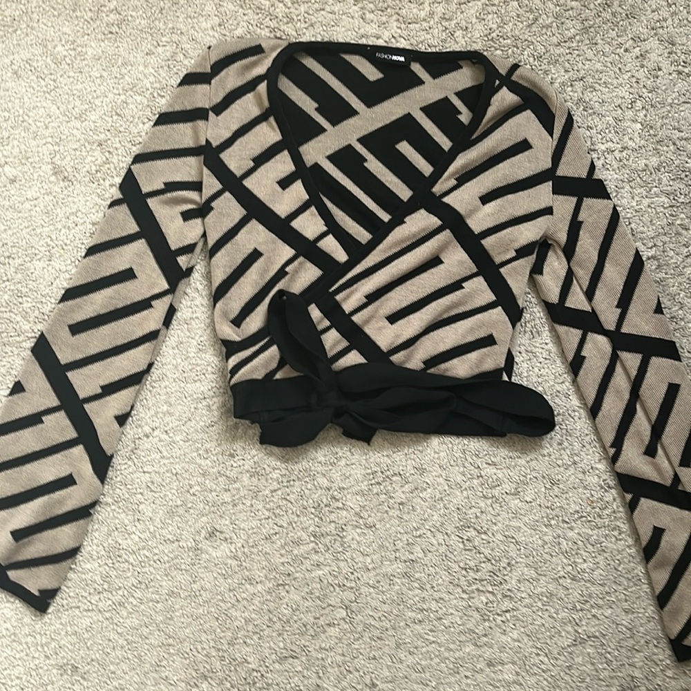 Fashion Nova cropped abstract print shirt